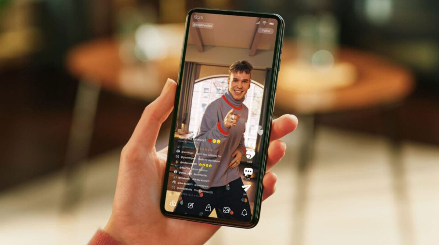 Groupe de personnes regardant des vidéos sur smartphone dans les transports en commun, illustrant la consommation mobile de contenu vidéo